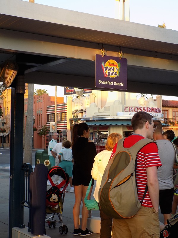Play and Dine early entry line, Hollywood Studios 